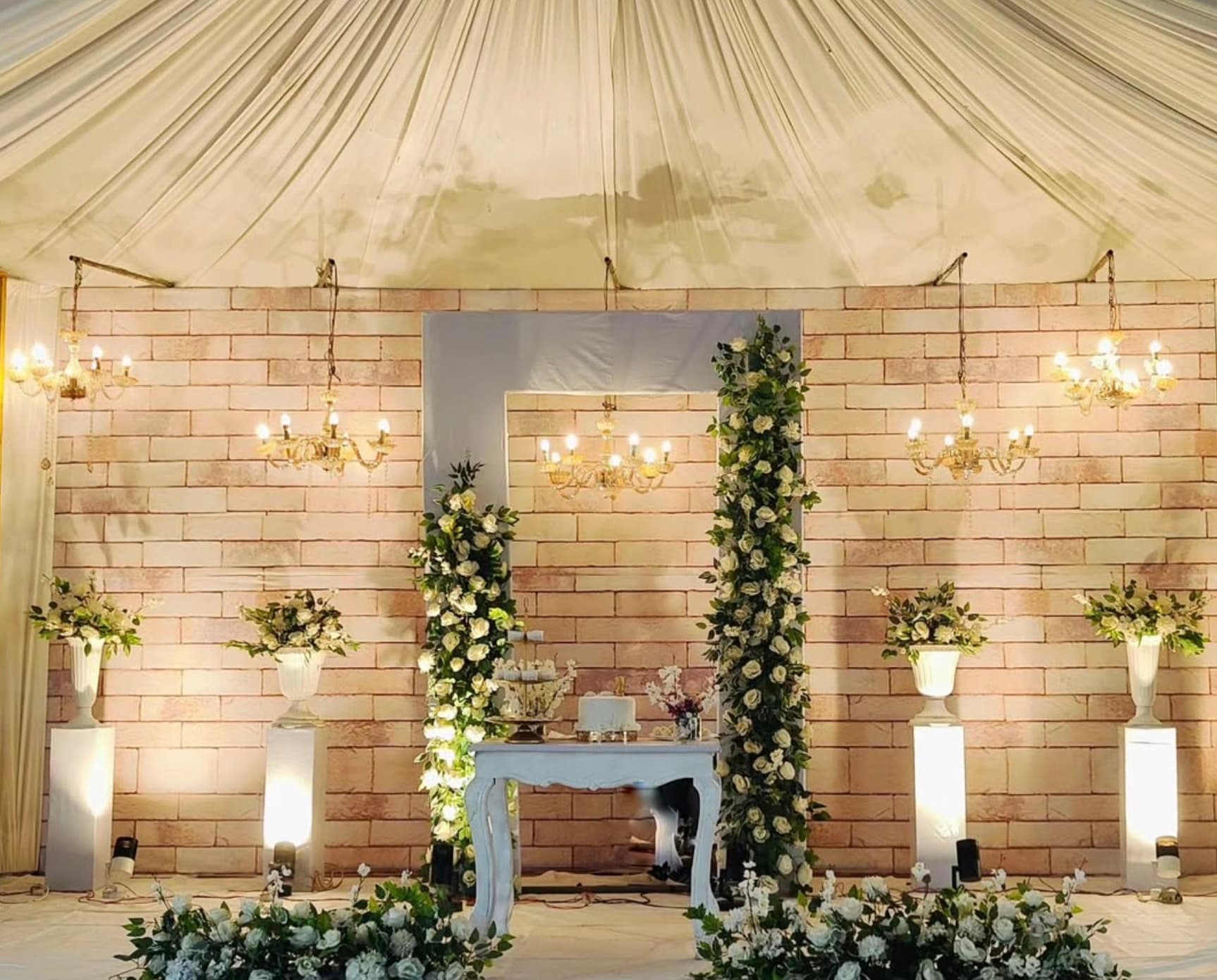Intricate luxury table settings, roses and candle lights at an event
